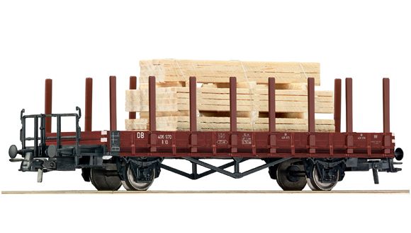 Plošinový vagon s nákladem - krátké dřevěné trámy