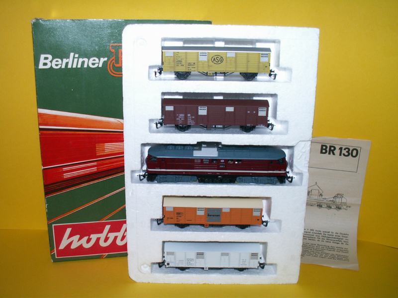 Set nákladního vlaku s lokomotivou BR 130 DR