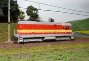 Motorová lokomotiva ČSD T458 červená se žlutym pruhem