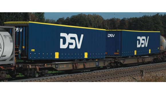Set 2 ks. plošinových vagonů s nákladem - firma DSV