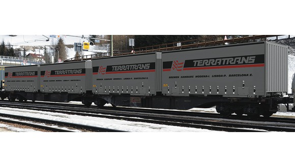 Dvojitý plošinový vůz s nákladem - firma Terratrans