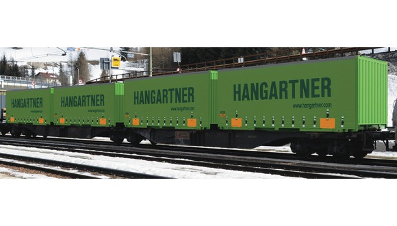 Dvojitý plošinový vůz s nákladem - firma Hangartner