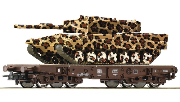 Plošinový vůz s nákladem - tank Leopardine