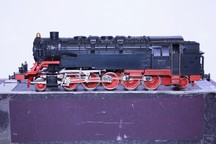 Kovový model parní lokomotivy BR 84 DR