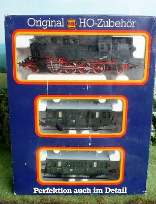 Piko -Set parní lokomotivou BR 86 + 2 vozy - HO vitrinové modely