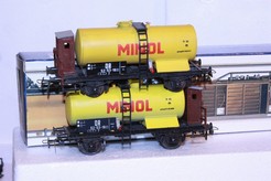 Modely 2 poškozených cisternových vozů různé barvy