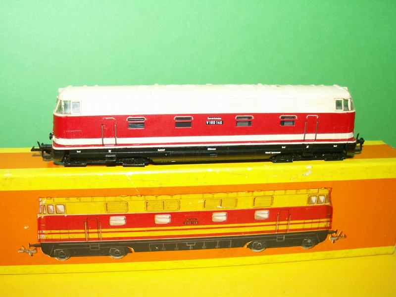 Model dieselové lokomotivy V 180 číslo DR  TT