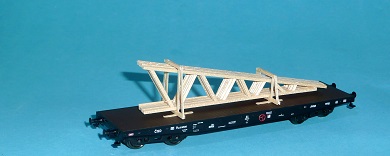 Plošinový vůz Pao ČSD s nákladem střešních krovů, Bramos1001, modelová železnice/HO/