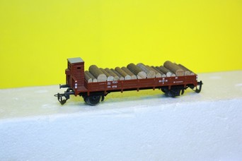 Model plošinového vagonu se dřevem DR (TT)
