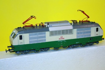 Mírně poškozený model elektrické lokomotivy E499 ČSD