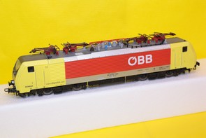 Model elektrické lokomotivy 4 pantografy OBB /HO/