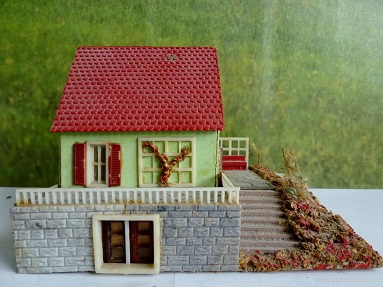 TT Podsklepený rodinný dům s terasou, rozměry: 14 x 10 x 10 cm