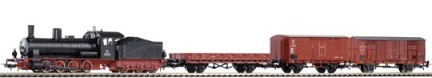 97922 PIKO - Start set s parní lokomotivou a 3 nákladními vozy, ovál kolejí s výhybkou a trafo