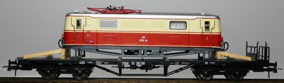 Plošinový vagón s karoserií originál výrobce (ROCO)