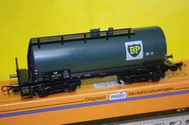 Cisternový 4 osý vagón ,,BP"  vitrinový model (HO) PIKO