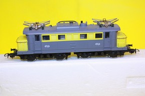 Elektrická lokomotiva 144 vzácná barva holandských  drah (HO) Piko