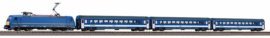 97938 PIKO - Start set obsahující elektrickou lokomotivu BR 185 a 2 rychlíkové vozy, kolejivo s podl