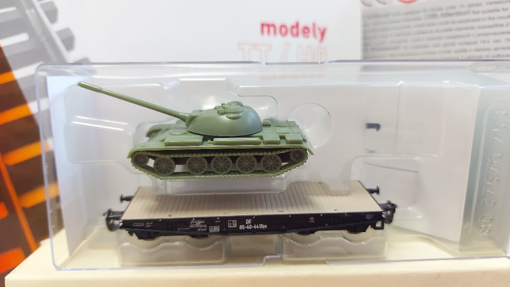 Plošinový vagon s nákladem tanku DR TT