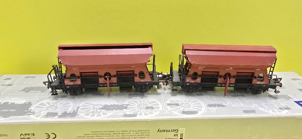 Set 2 nákladních vagónů na sypké materiály (HO)