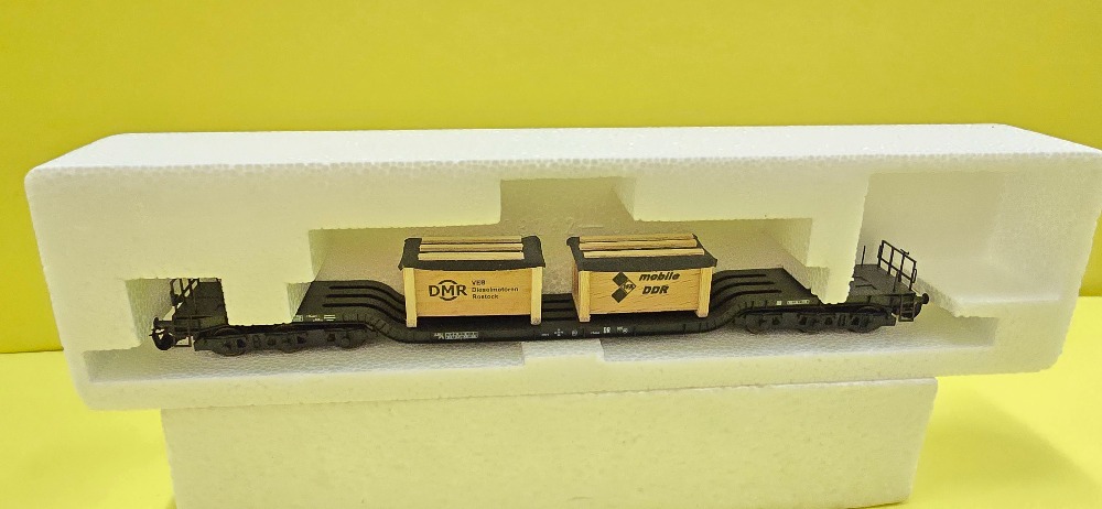 6 osý nákladní vagón s nákladem beden Tillig