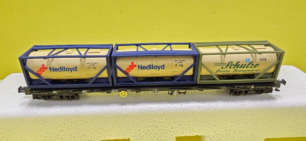 Plošinový 4 osý vagón s nákladem kontejnerů (TT(