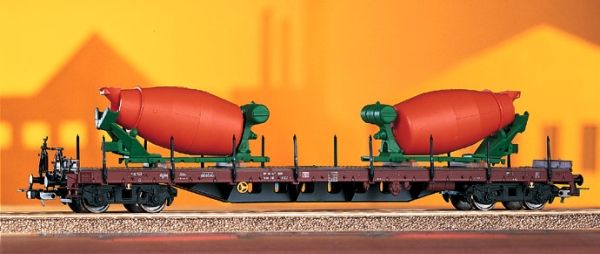 Plošinový nákladní vůz s nákladem sudů HO