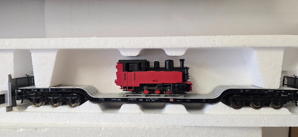 6 Osý plošinový vagón s nákladem lokomotivy originál Roco (HO) 