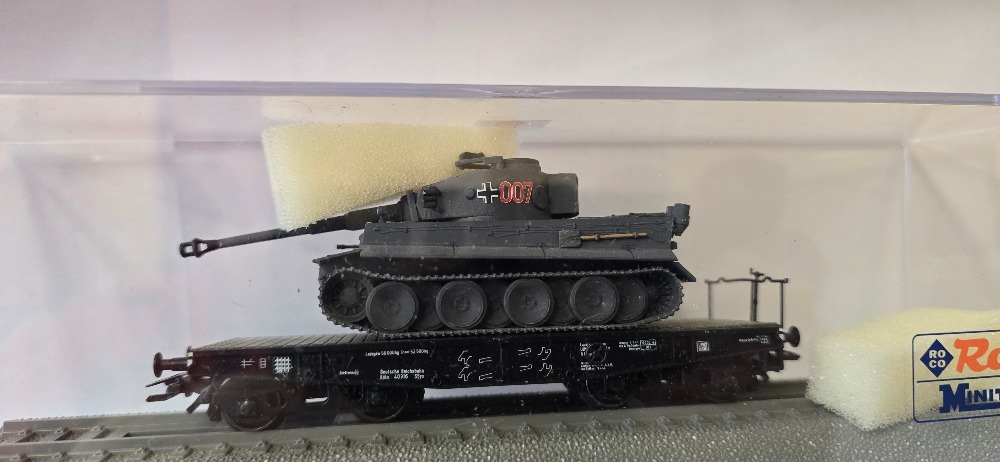  Plošinový vagón s nákladem bojové technicky doplňky přiloženy Roco (HO) originál obal