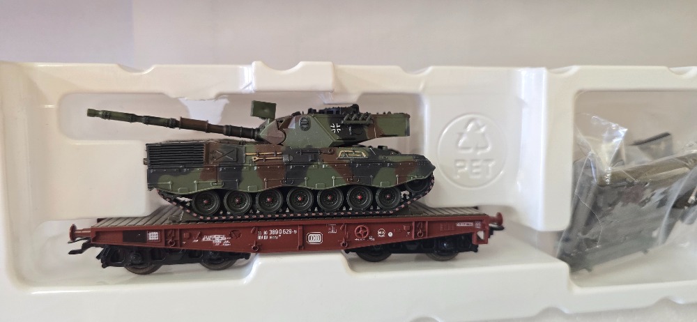  Plošinový vagón s nákladem bojové technicky doplňky přiloženy Roco (HO) originál obal