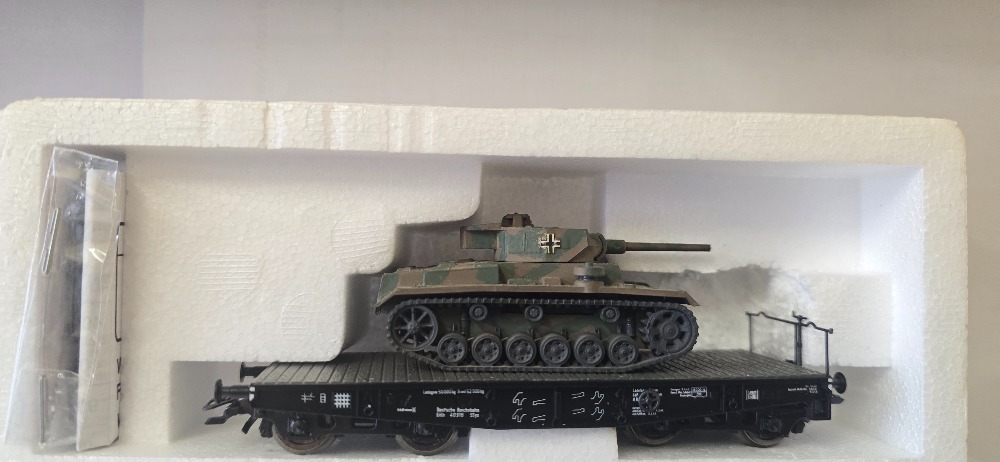  Plošinový vagón s nákladem bojové technicky doplňky přiloženy Roco (HO) originál obal